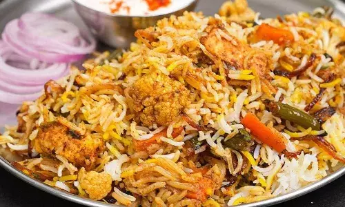 इस दिवाली हैं बहुत बिजी लेकिन सबकी है वेज बिरयानी की डिमांड, तो इस इंस्टेंट रेसिपी को करें ट्राई, एक बार में सारा सामान डालकर बनाएं झटपट बिरयानी