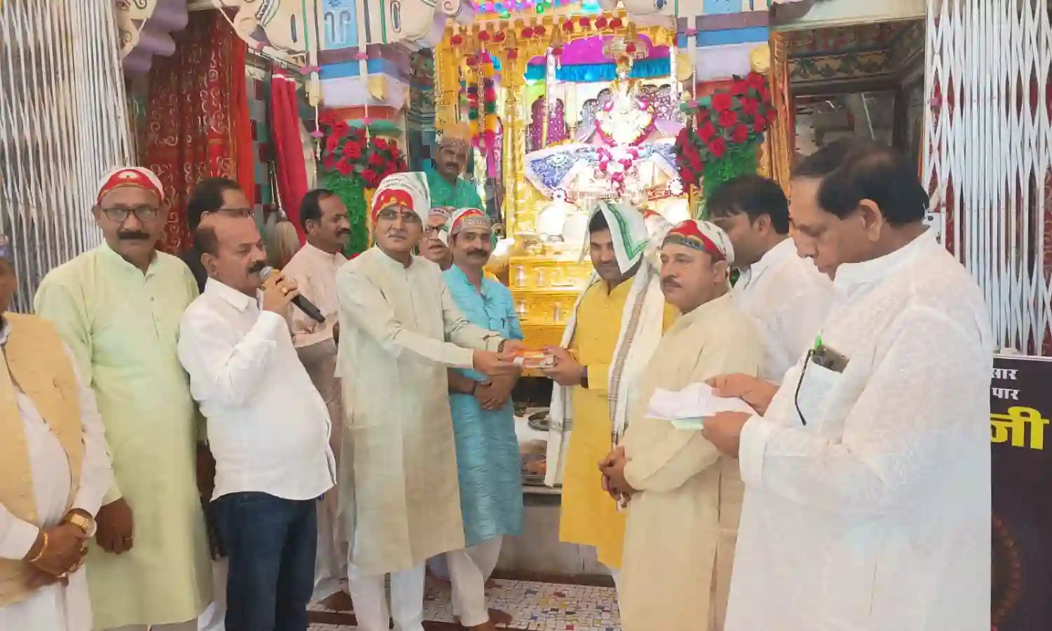 व्यवसाई नरेन्द्र शुक्ला व सुशील सिंह ने श्री प्राणनाथ मंदिर ट्रस्ट को दान की भूमि
