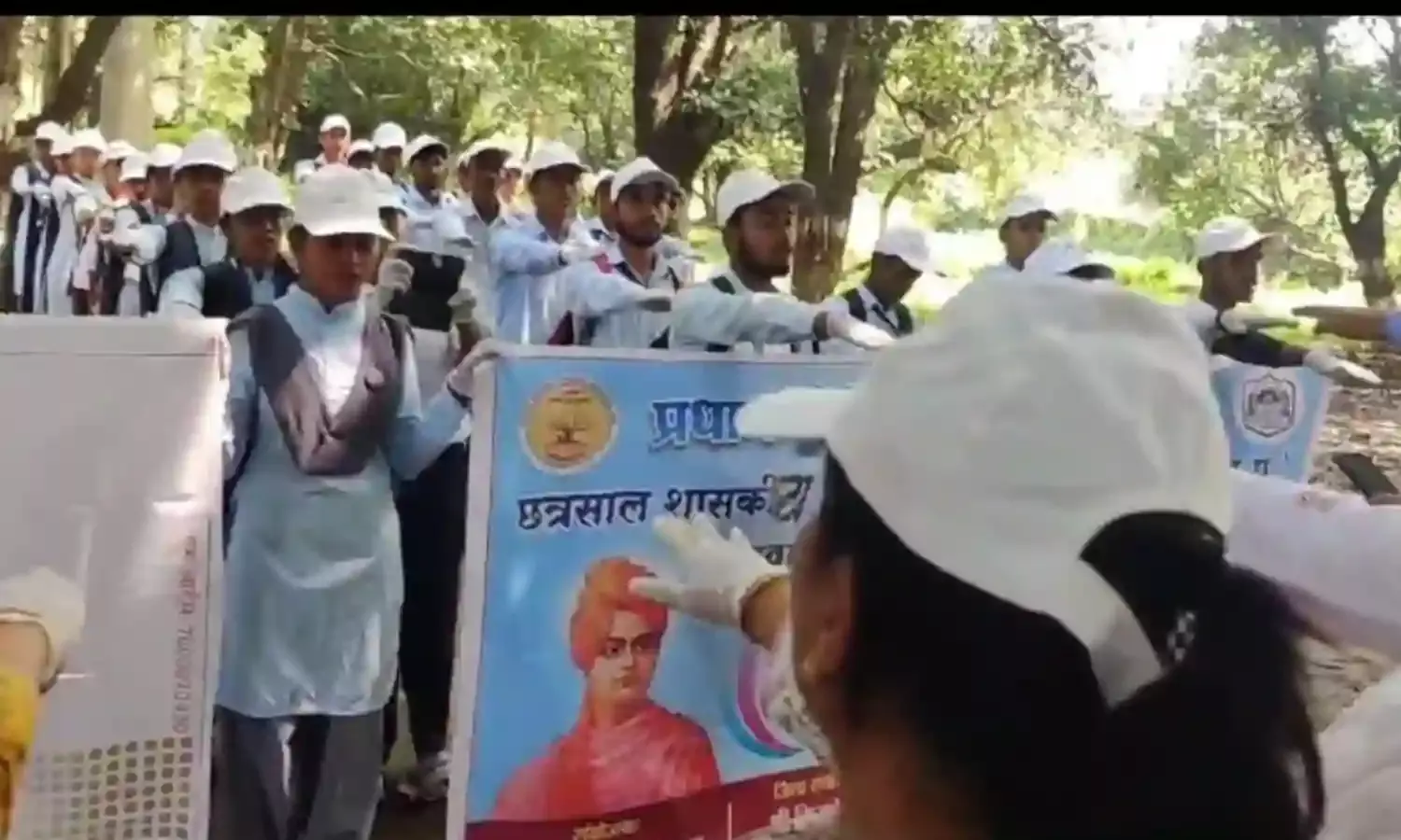 छत्रशाल महाविद्यालय की एनएसएस टीम ने लक्ष्मीपुर ग्राम में चलाया नशामुक्ति व स्वच्छता अभियान