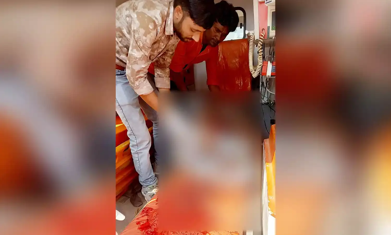 मोटरसाईकिल को कार ने मारी जोरदार टक्कर, तीन घायल