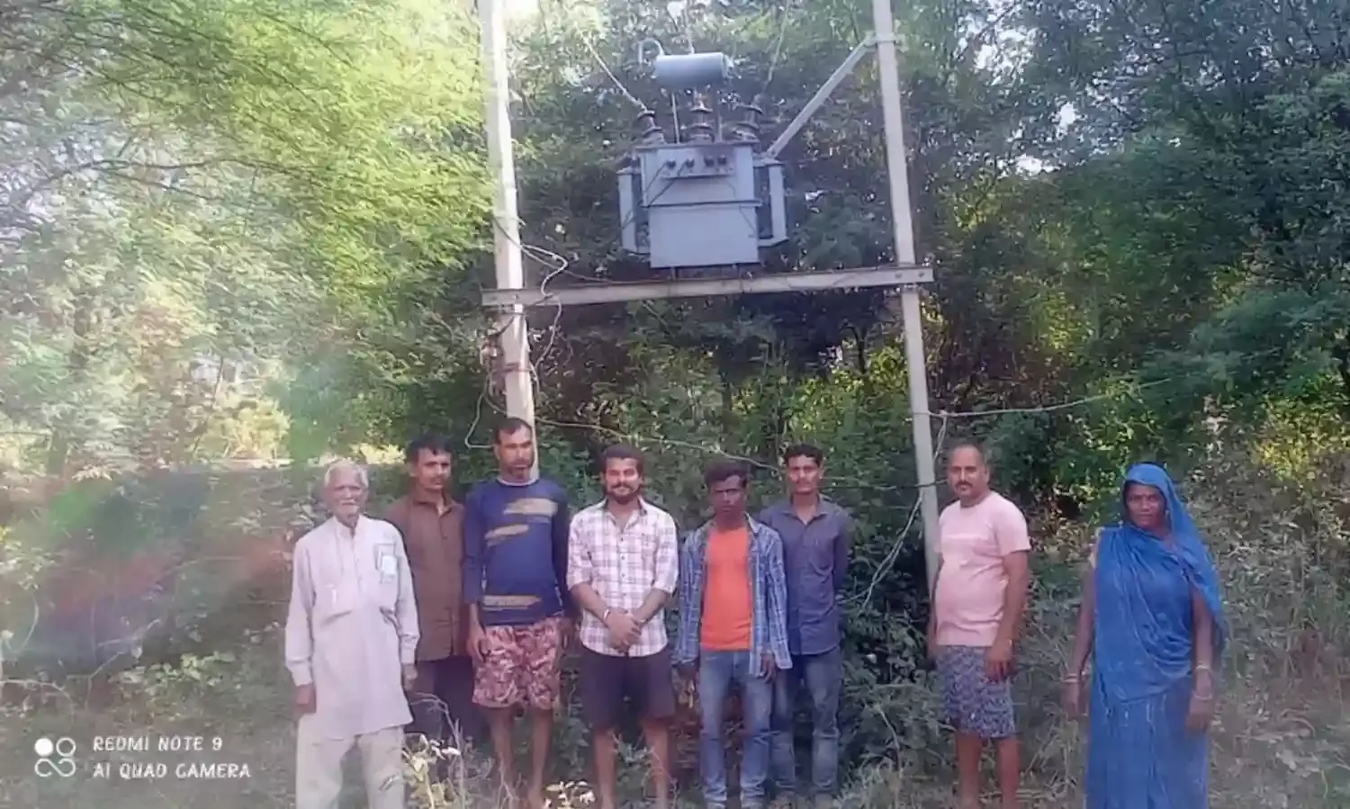 भितरी मुटमुरू गांव के डेढ सौ घरों में एक माह से छाया अंधेरा, गांव की एक बस्ती का खराब पडा है ट्रांसफारमर