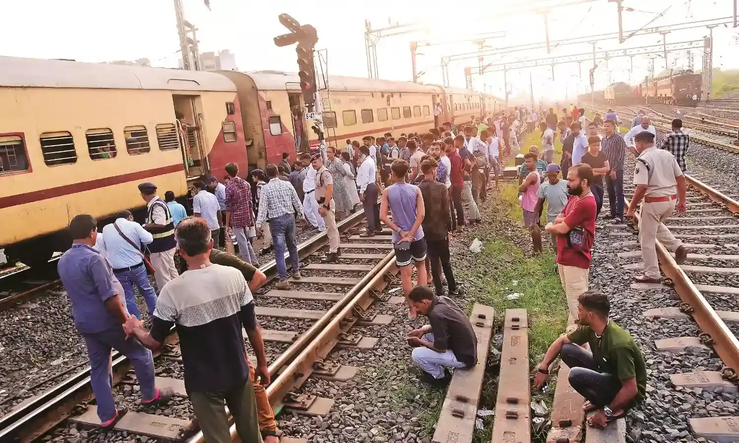 एलटीटी-शालीमार एक्सप्रेस बेपटरी, कोई हताहत नहीं, युद्धस्तर पर हुई मरम्मत