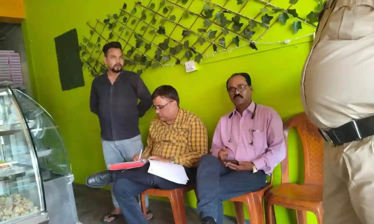 खाद्य पदार्थों में मिलावट की रोकथाम के लिए खाद्य विभाग ने की सैम्पिलंग की कार्यवाही