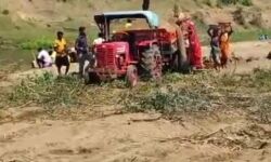 Shahdol News: मुडऩा नदी पर चल रहा रेत का अवैध खनन Shahdol News: मुडऩा नदी पर चल रहा रेत का अवैध खनन