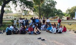 Panna News- जिले के पत्रकार बैठे एक दिवसीय धरने पर, थाना प्रभारी बृजपुर भानू प्रताप सिंह के विरूद्ध कार्यवाही करने कर रहे हैं मांग