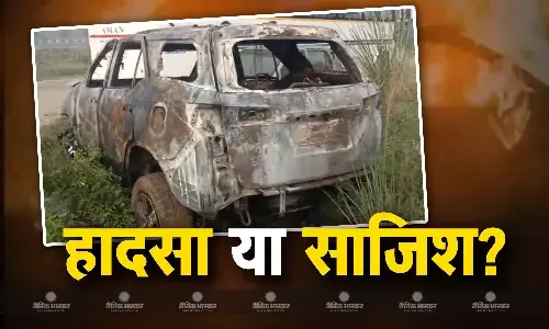 ग्रेटर नोएटा में फॉर्च्यूनर कार में लगी भीषण आग, प्रॉपर्टी डीलर आग में झुलसा, हत्या के आरोप में पुलिस ने 2 दोस्तों को पकड़ा