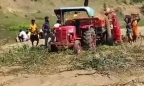 मुडऩा नदी पर चल रहा रेत का अवैध खनन