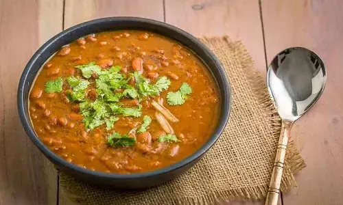 दिवाली पर मीठा खाकर हो चुके हैं बोर, खाना चाहते हैं कुछ तीखा और टेस्टी, तो करें राजमा कि इस आसान सी रेसिपी को ट्राई