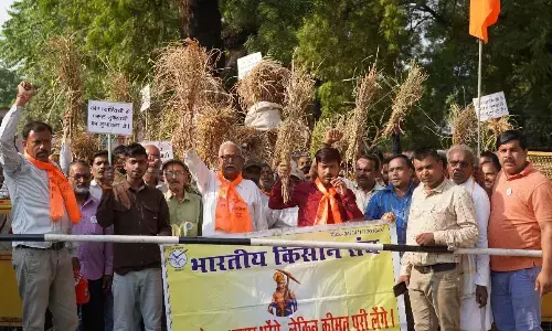 बिजली कटौती से परेशान किसान, शहर में रैली निकालकर लगाए नारे