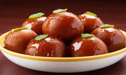 इस दिवाली घर पर ही बनाना चाहते हैं मार्केट स्टाइल गुलाब जामुन, तो परेशान होने की नहीं है बात, इस आसान सी रेसिपी को करें ट्राई इस दिवाली घर पर ही बनाना चाहते हैं मार्केट स्टाइल गुलाब जामुन, तो परेशान होने की नहीं है बात, इस आसान सी रेसिपी को करें ट्राई