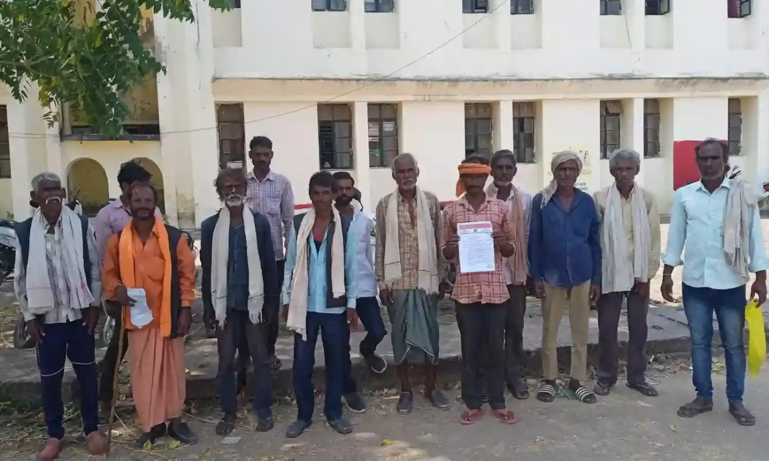 वनभूमि आडे आ रही गरीबों के प्रधानमंत्री आवास निर्माण में, गुनौर जनपद पंचायत की बिलघाडी के मजरा राजापुर का मामला