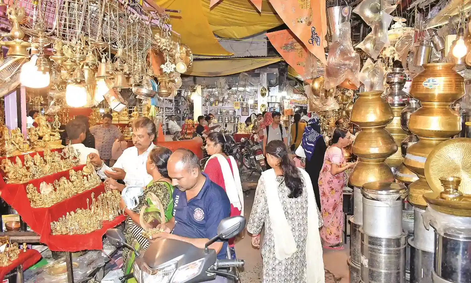 अपनी खासियत के लिए फेसम है इतवारी बाजार, 200 साल पहले बना था मार्केट