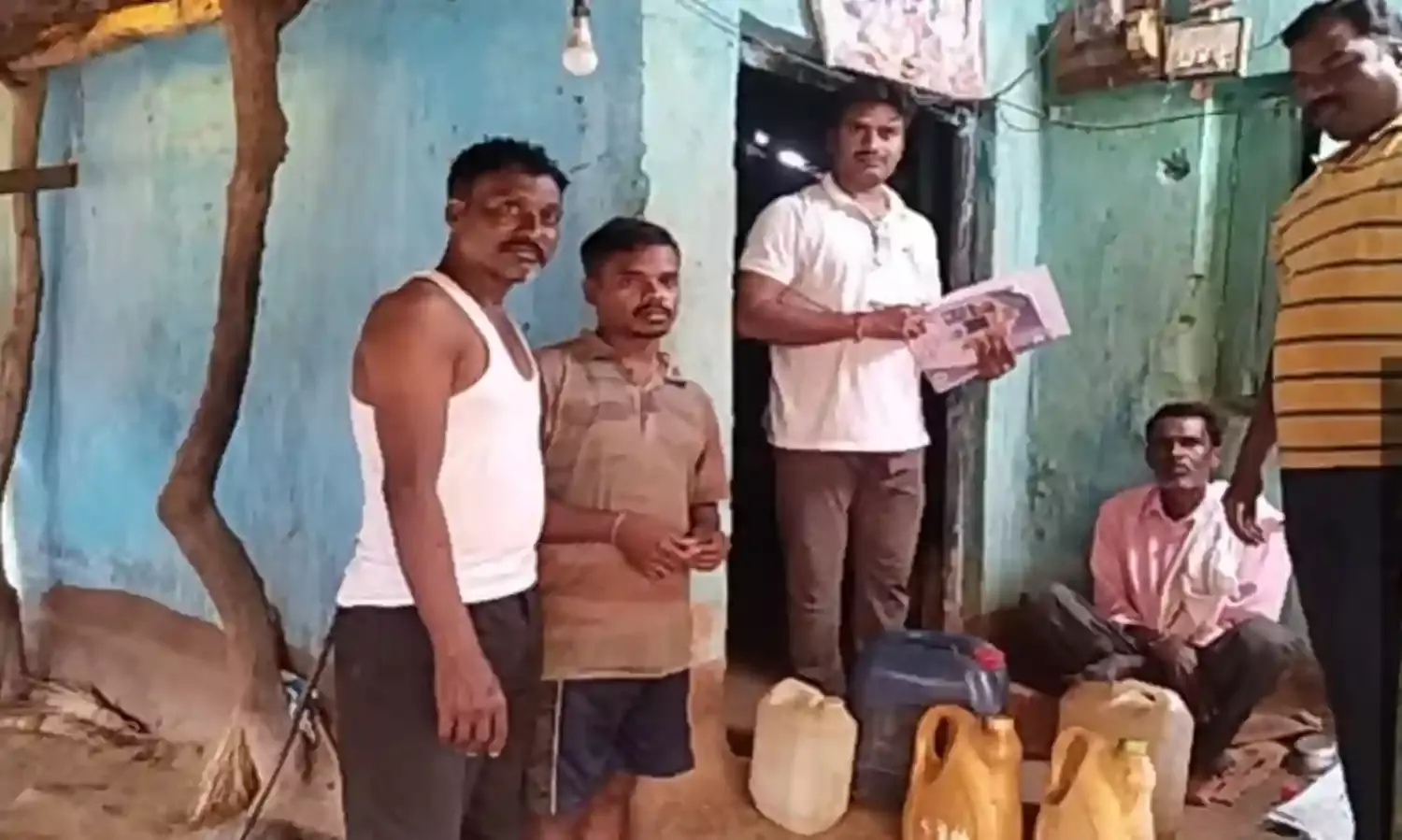 गडचिरोली के सोनसरी में शराब विक्रेता के घर पर छापा, शराब सहित पकड़ाए आरोपी