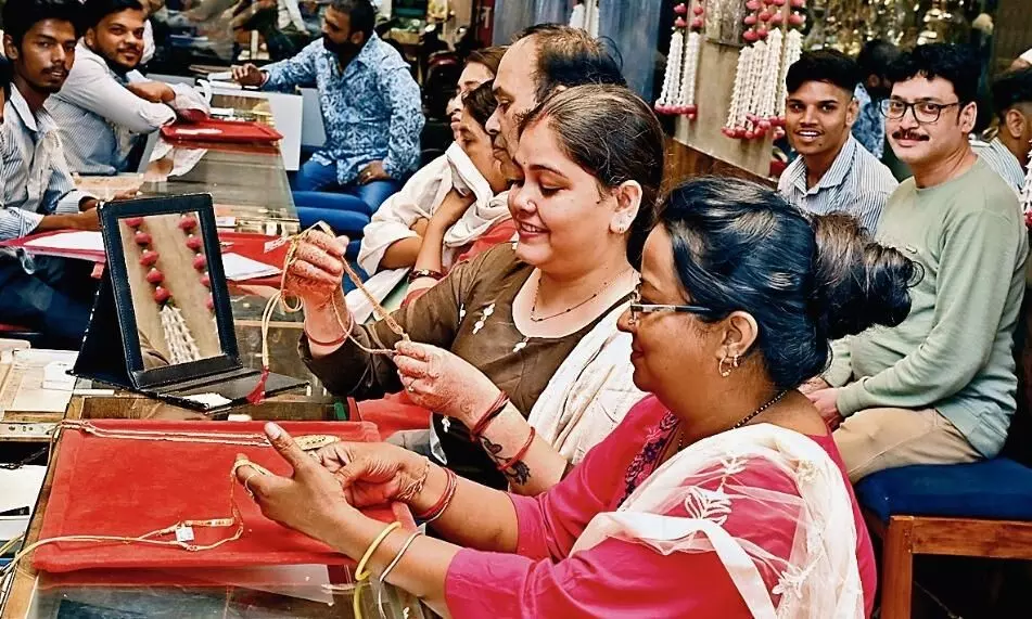 पुष्य नक्षत्र पर दमका बाजार, हुई धनवर्षा पुष्य नक्षत्र पर दमका बाजार, हुई धनवर्षा