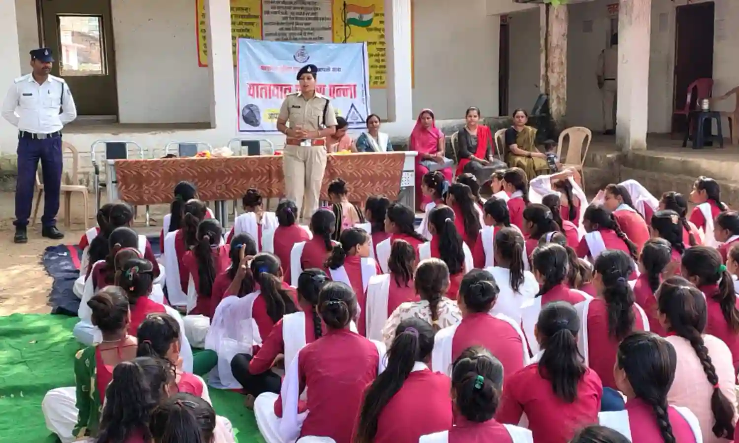 छात्र-छात्राओं को यातायात पुलिस ने बताये नियम