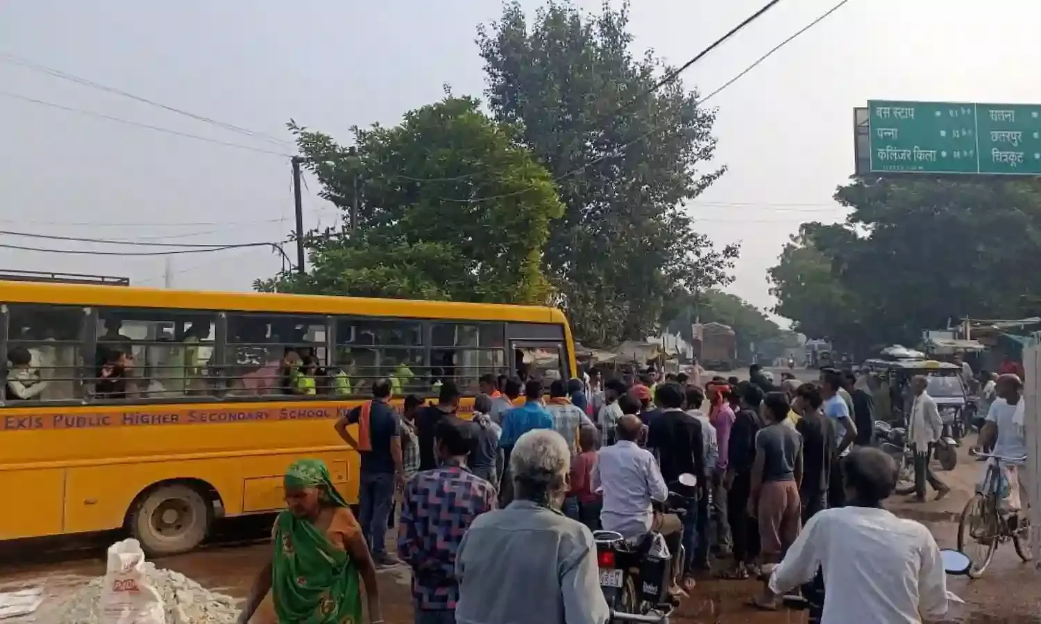 स्कूली बस के चालक व हेल्पर से वाद-विवाद घटना के वक्त स्कूल बस में सवार थे बच्चे