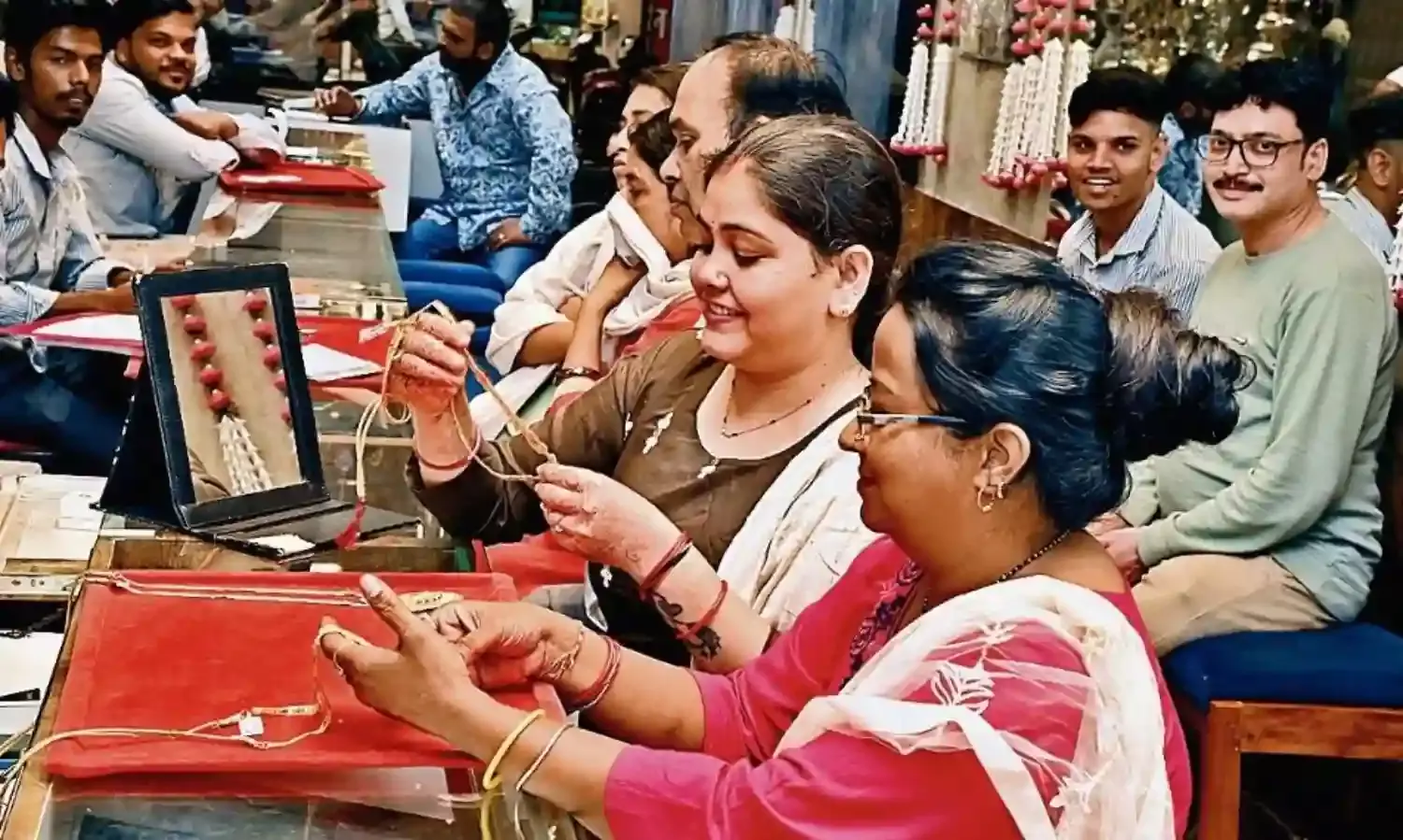 पुष्य नक्षत्र पर दमका बाजार, हुई धनवर्षा
