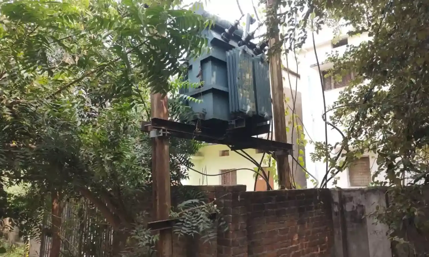 स्कूल के सामने बिजली का ट्रांसफारमर, ऊपर से निकले खतरनाक तार