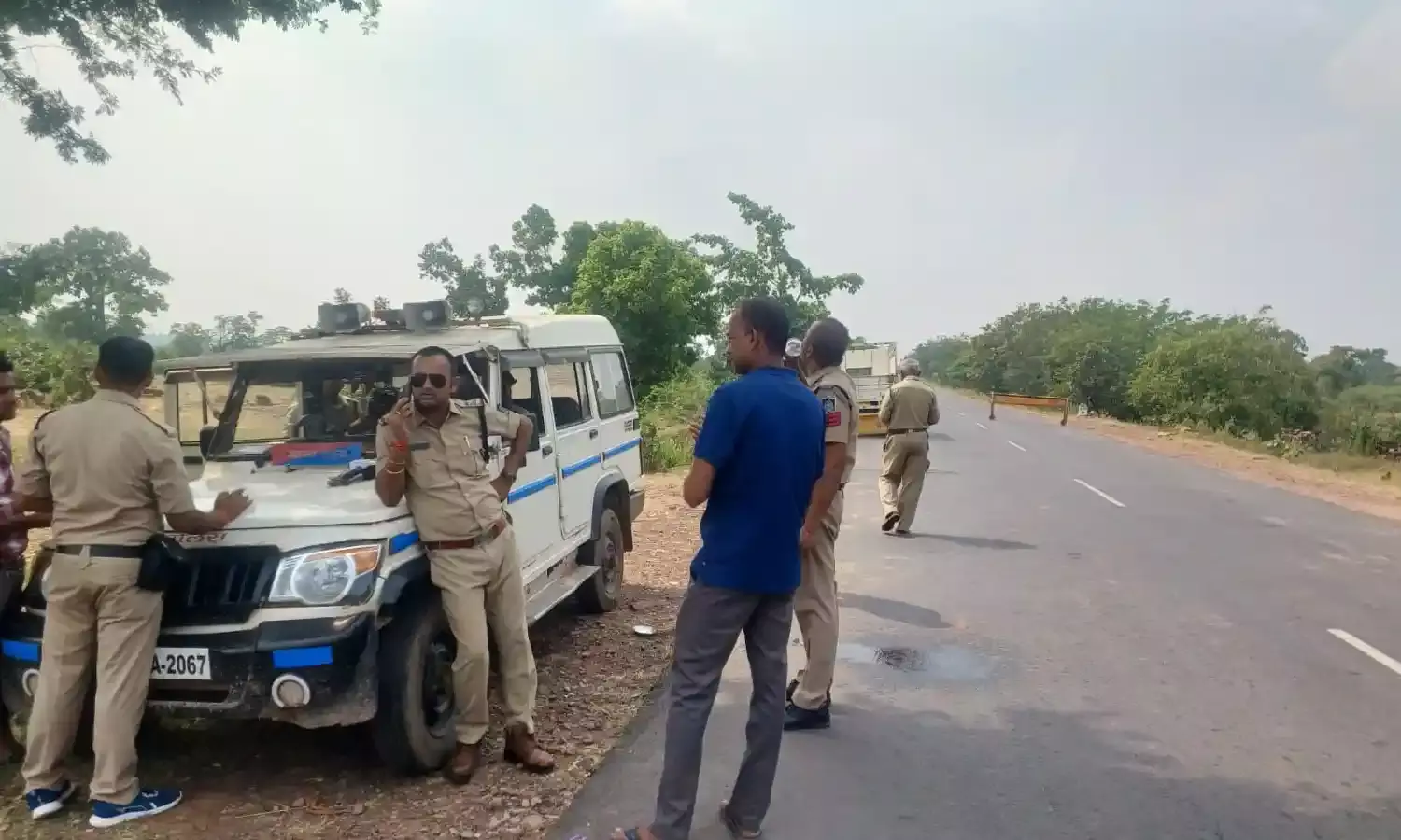 पुलिस ने लगाया सघन वाहन चैकिेंग अभियान, सीट बेल्ट व हेलमेट पहनने लोगों को दी सलाह