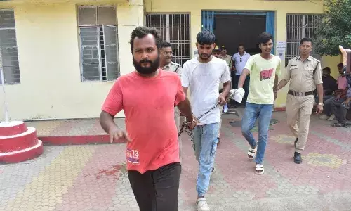 रास्ता रोककर 3 बदमाशों ने वाहन सवार से मांगे रुपए