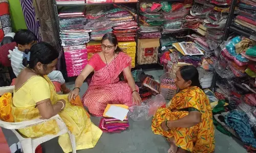 अब ब्यूटी पार्लर और साड़ी सेंटर से 20 हजार रूपये महीना कमाती हैं पूनम