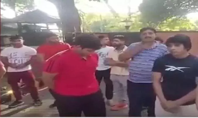 केंद्रीय मंत्री मनसुख मांडविया के आवास के बाहर भारतीय पहलवानों का प्रदर्शन