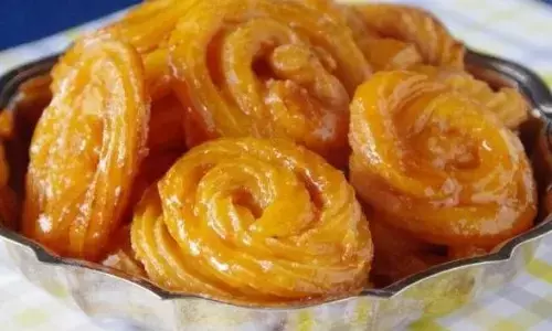 इस दिवाली घर पर बनाएं एक दम हेल्दी तरीके से मावा जलेबी, लोग हो जाएंग कंफ्यूज कि मार्केट से आई है या घर का है कमाल इस दिवाली घर पर बनाएं एक दम हेल्दी तरीके से मावा जलेबी, लोग हो जाएंग कंफ्यूज कि मार्केट से आई है या घर का है कमाल