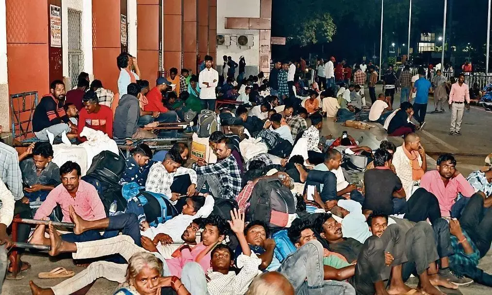 ट्रेनों में भीड़, गंतव्य तक पहुँचने स्टेशन पर यात्रियों ने डाला डेरा