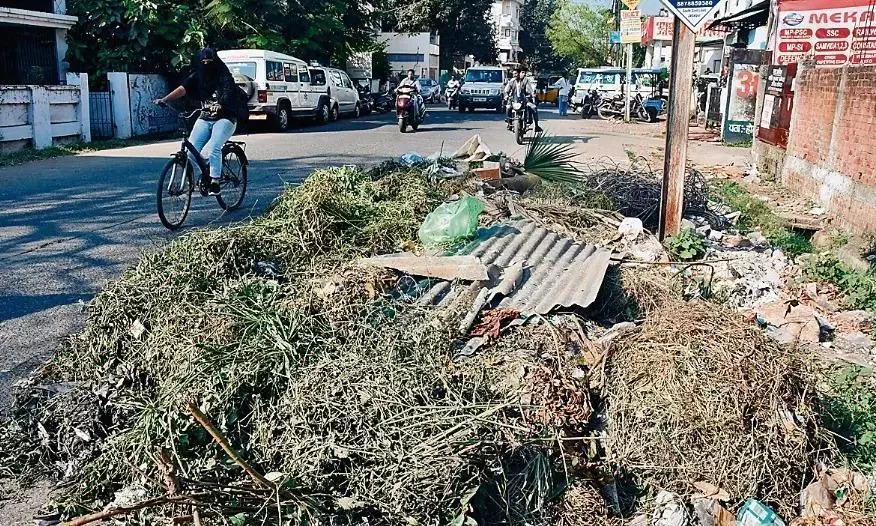 सफाई व्यवस्था पटरी से उतरी, लगे कचरे के ढेर