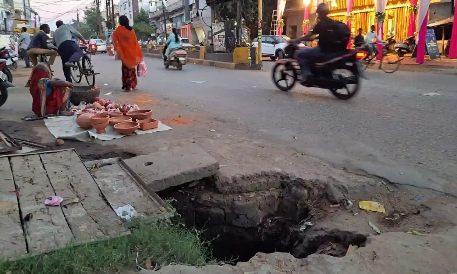 बीच सडक़ तक गड्ढा, हादसे का शिकार हो रहे दोपहिया वाहन चालक