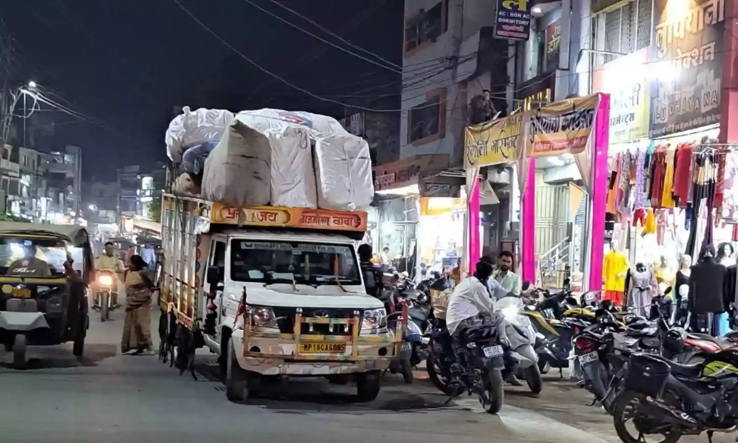 बाजार की सडक़ों पर जाम बड़ी समस्या, पार्किंग के लिए उचित इंतजाम का अभाव, सडक़ें भी संकरी