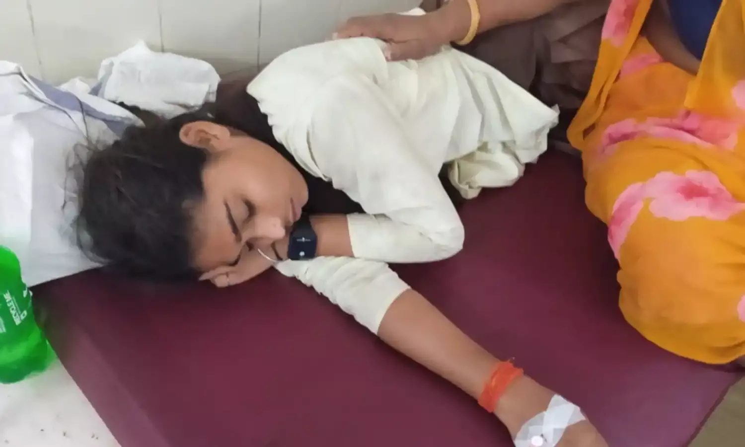 घर गिराने पहुंचे बुलडोजर से भयभीत 16 वर्षीय छात्रा हुई बेहोश, जिला अस्पताल में कराई गई भर्ती