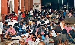 Jabalpur News: ट्रेनों में भीड़, गंतव्य तक पहुँचने स्टेशन पर यात्रियों ने डाला डेरा Jabalpur News: ट्रेनों में भीड़, गंतव्य तक पहुँचने स्टेशन पर यात्रियों ने डाला डेरा