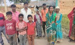Panna News- पन्ना जिले की चारों ओर सीमाओं के बीच फंसा सतना जिले का एक गांव, गांव से पंचायत ही बीस किमी दूर Panna News- पन्ना जिले की चारों ओर सीमाओं के बीच फंसा सतना जिले का एक गांव, गांव से पंचायत ही बीस किमी दूर