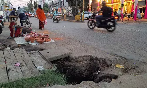 बीच सडक़ तक गड्ढा, हादसे का शिकार हो रहे दोपहिया वाहन चालक