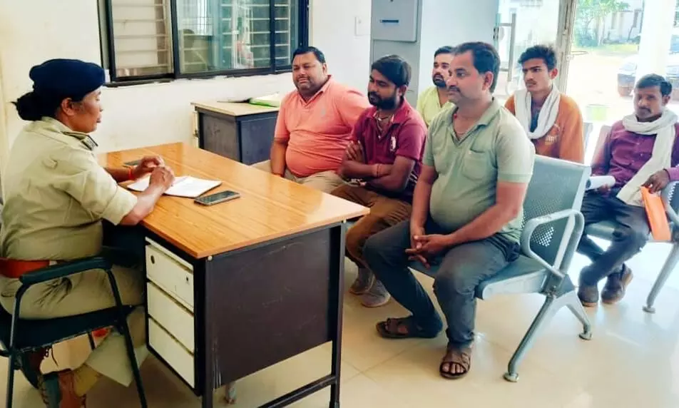 थाना प्रभारी ने ली पटाखा विक्रेताओं की बैठक थाना प्रभारी ने ली पटाखा विक्रेताओं की बैठक
