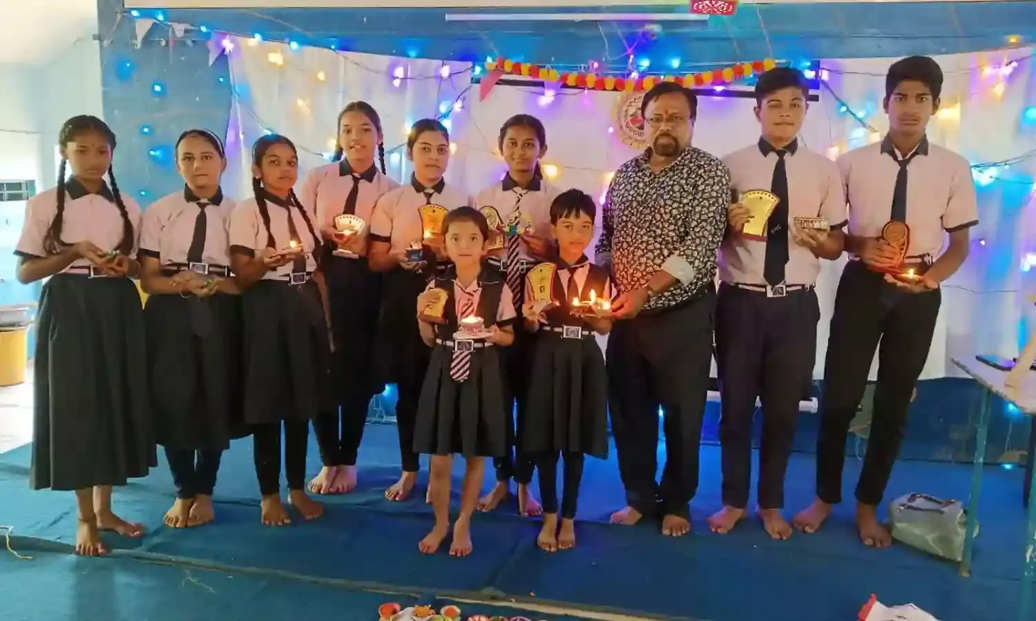 द मदर कान्वेंट हायर सेकेण्डरी स्कूल में मनाया गया दीपोत्सव