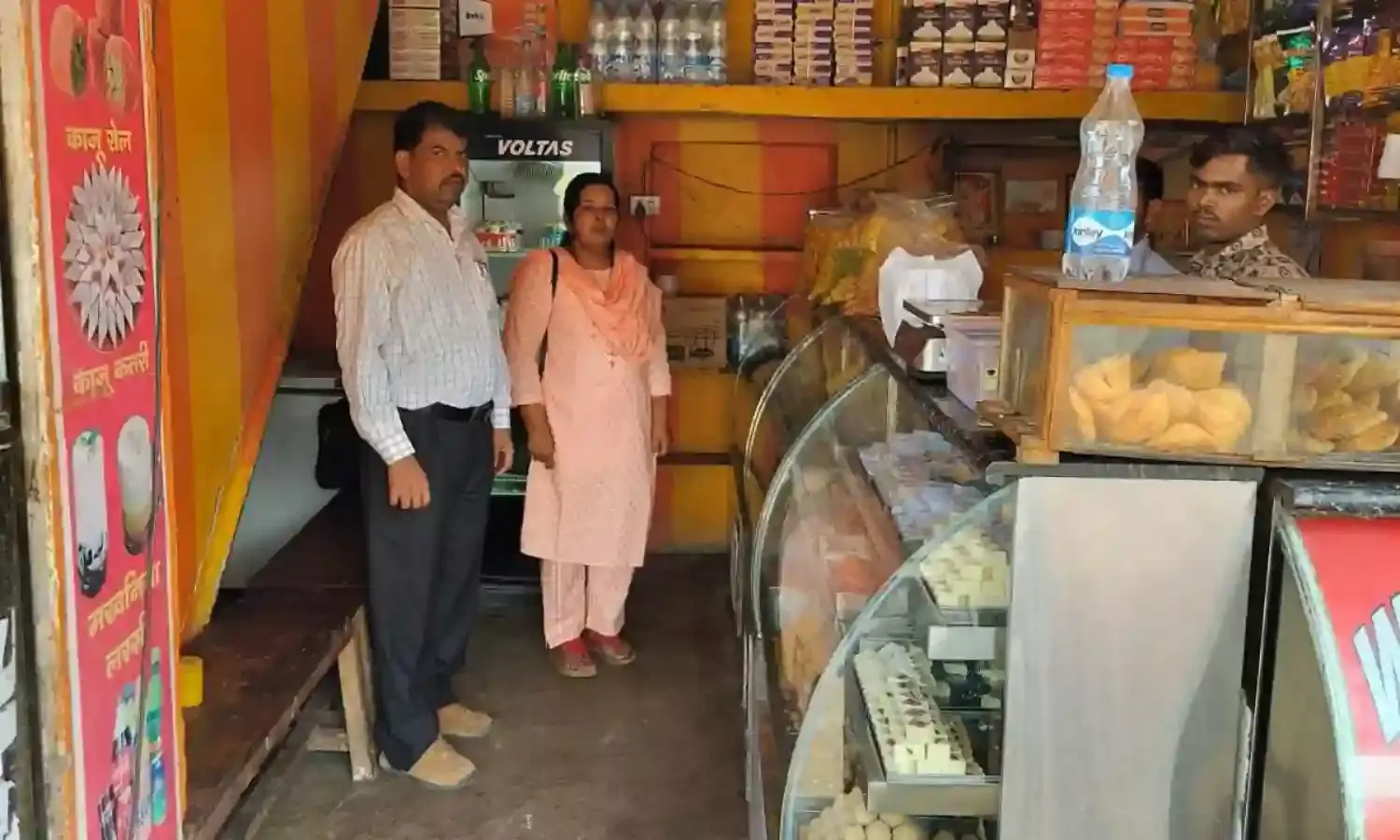 खाद्य विभाग द्वारा होटलों से लिये गये मिठाई के सैम्पल