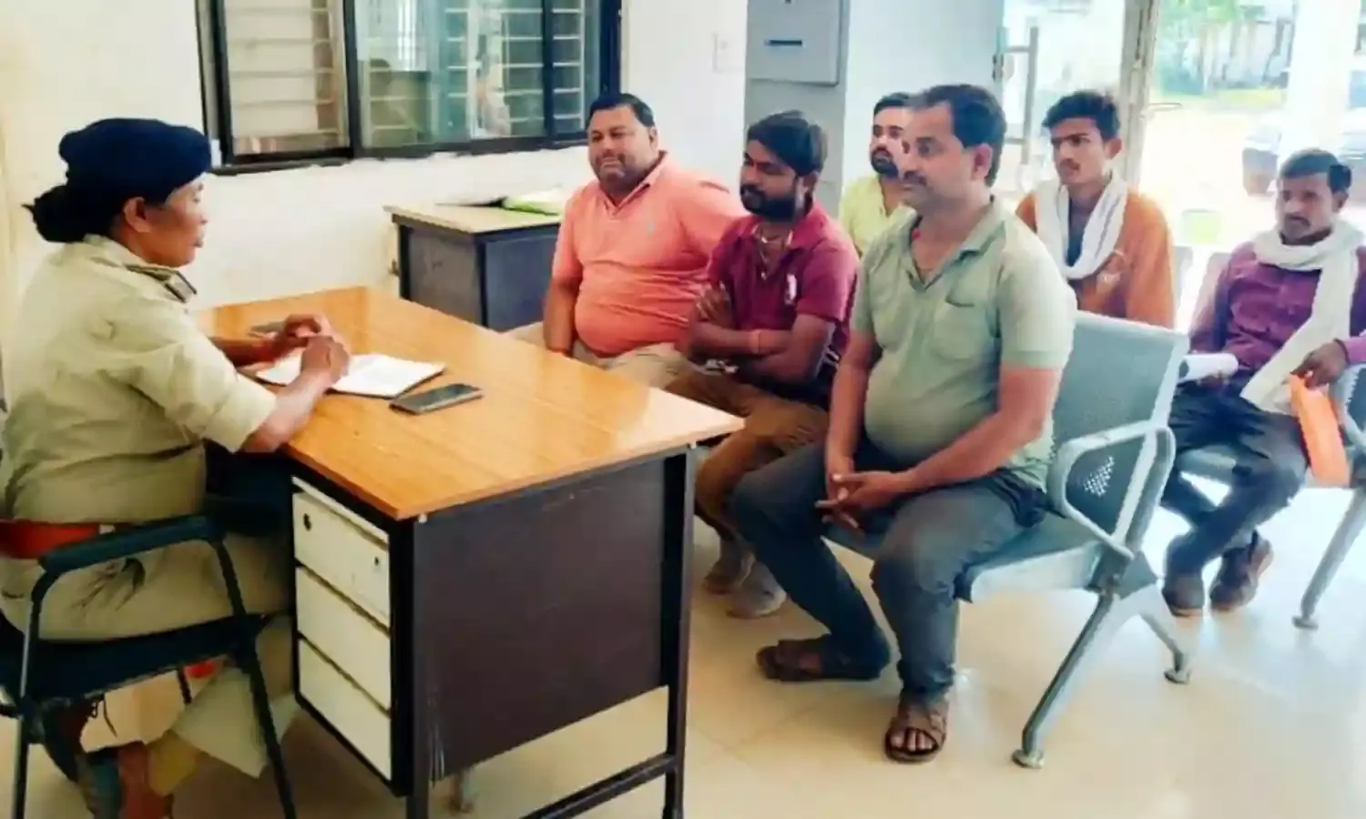 थाना प्रभारी ने ली पटाखा विक्रेताओं की बैठक