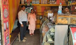 Panna News- खाद्य विभाग द्वारा होटलों से लिये गये मिठाई के सैम्पल