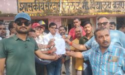 Panna News- विद्यालय को लेकर सामने आ रहे घटनाक्रमों पर अभिभावकों का फूटा गुस्सा, विद्यालय के सामने प्रदर्शन करते हुए सौंपा ज्ञापन