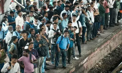 मुंबई के बांद्रा रेलवे स्टेशन पर भारी भीड़ से मची भगदड़, 9 लोग घायल