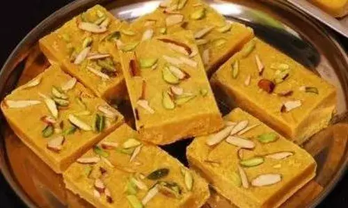 इस दिवाली बनाना चाहते हैं घर पर कोई स्वादिष्ट और आसान सी बर्फी, तो इस बेसन की बर्फी की रेसिपी को करें ट्राई