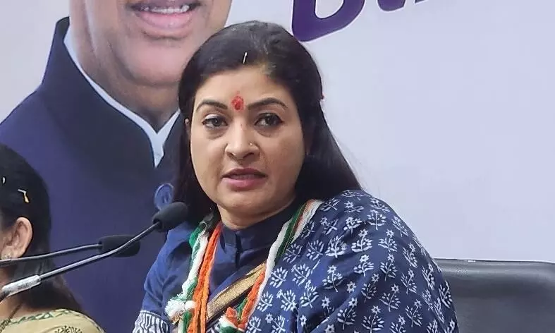 महिलाओं के खिलाफ अपराध करने वालों को संरक्षण देती है भाजपा - कांग्रेस महिलाओं के खिलाफ अपराध करने वालों को संरक्षण देती है भाजपा - कांग्रेस