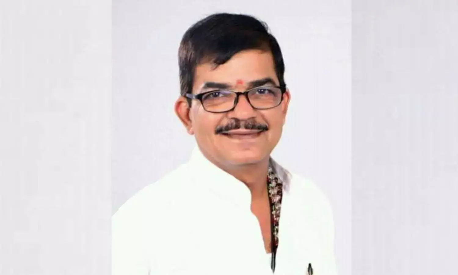उद्धव ठाकरे के पार्टी उम्मीदवार ने नाम लिया वापस, शिंदे को दिया समर्थन