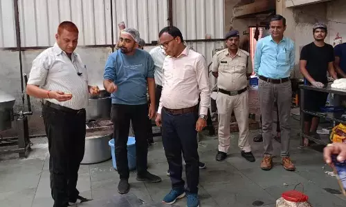 शराबखोरी... नशे में चूर दोस्तों में चाकूबाजी, एक गंभीर