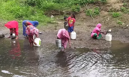 बीच नाला झिरिया बनाकर घंटों इंतजार, तब कहीं मिल पाता है पीने का एक बाल्टी पानी