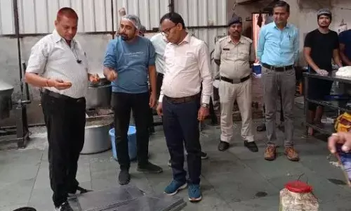 संयुक्त टीम ने मिठाई कारखानों का किया निरीक्षण, जब्त किए सैंपल