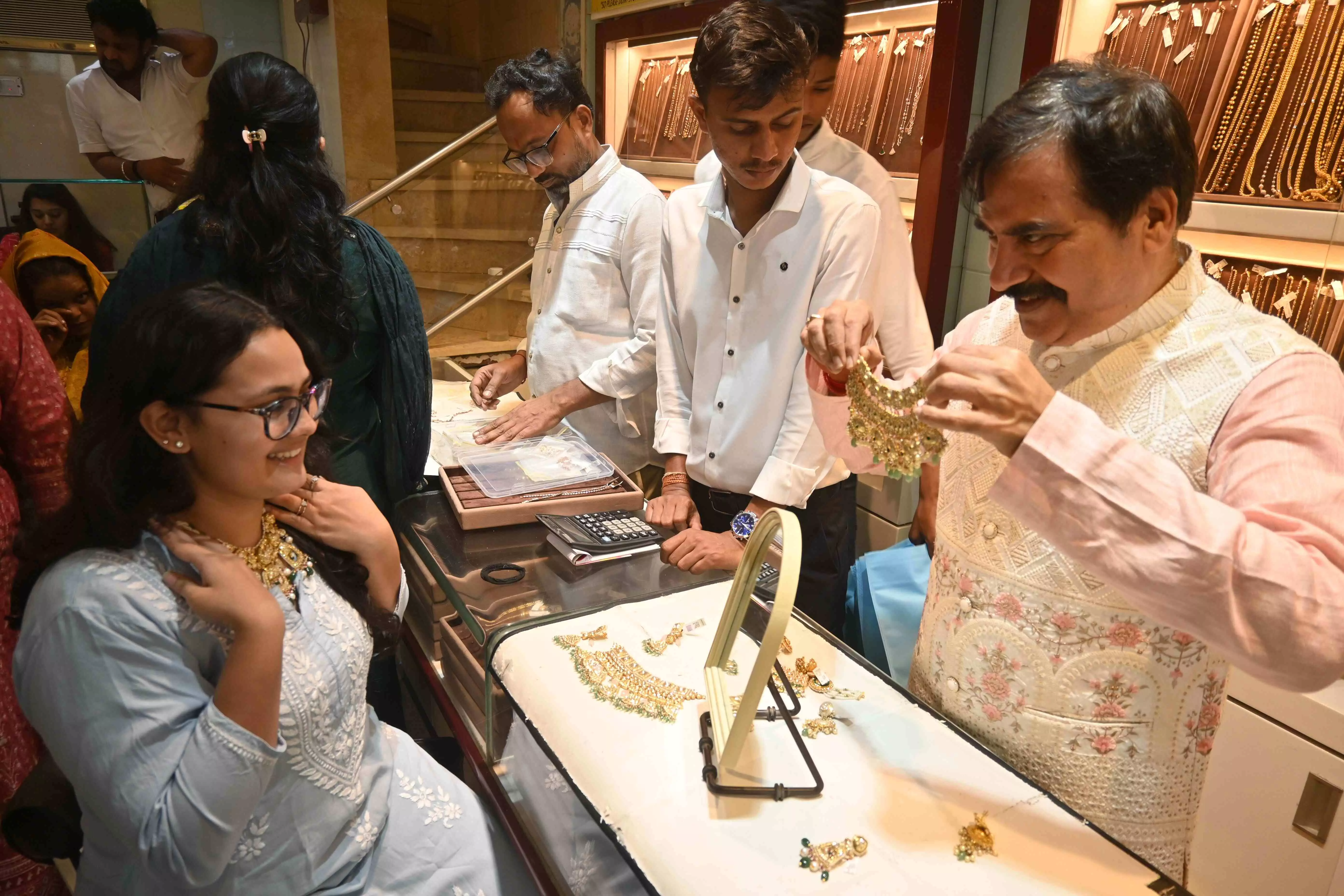 पिछले साल के मुकाबले 10 ग्राम सोना 18,140 रुपए महंगा, फिर भी जोरदार खरीदारी पिछले साल के मुकाबले 10 ग्राम सोना 18,140 रुपए महंगा, फिर भी जोरदार खरीदारी
