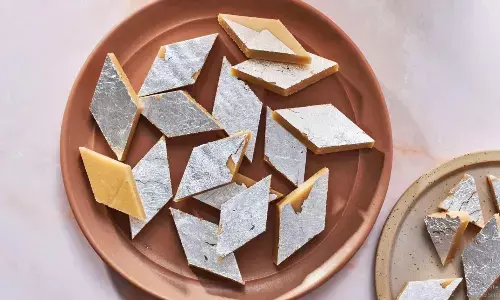 दिवाली के मौके पर घर की बनी काजू कतली से कराएं परिवार का मुंह मीठा, त्योहार का मजा हो जाएगा दुगना दिवाली के मौके पर घर की बनी काजू कतली से कराएं परिवार का मुंह मीठा, त्योहार का मजा हो जाएगा दुगना